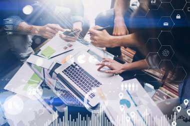 Dizüstü bilgisayar kullanan iş arkadaşlarınızla.