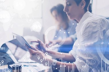 Güzel iş kadınları yedekte 