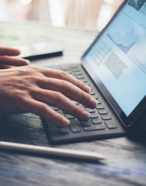 erkek eller hızlı bir şekilde yazmaya