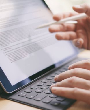 hızlı bir şekilde tablete yazarak eller