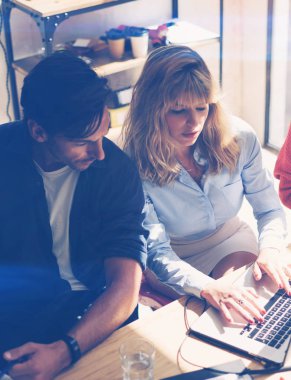 genç arkadaşları çalışma