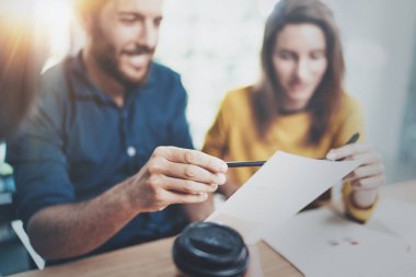 kağıt üzerinde gösteren bir erkek el