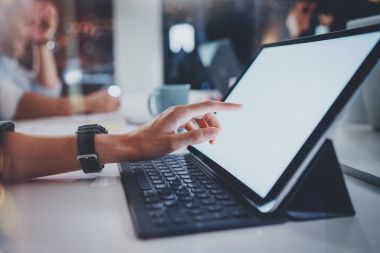 mujer mano pantalla táctil