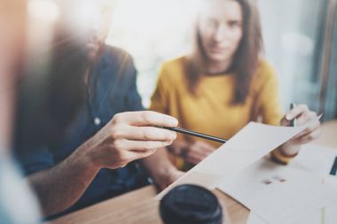 kağıt üzerinde gösteren bir erkek el