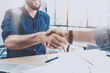 İş arkadaşları birlikte çalışıyor.