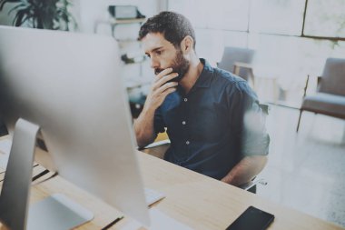 Sakallı dalgın işadamı