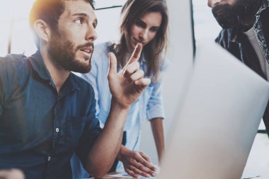 İş arkadaşları birlikte çalışıyor.