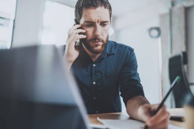 güneşli ofisinde genç işadamı