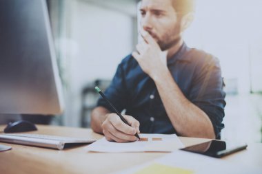 güneşli ofisinde genç işadamı