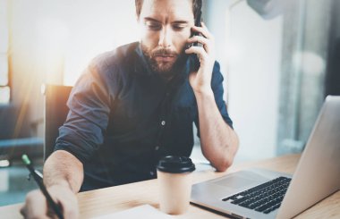 işadamı güneşli ofisi