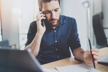 Akıllı telefon kullanan iş adamı