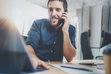 çağdaş smartphone kullanarak iş adamı