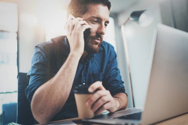 çağdaş smartphone kullanarak iş adamı