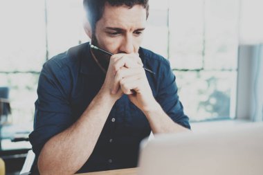 Sakallı dalgın işadamı