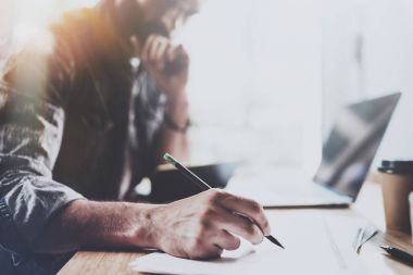 Erkek el holding kalem