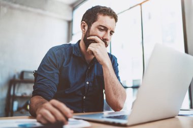 İspanyol dalgın işadamı