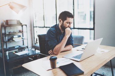 Sakallı dalgın işadamı