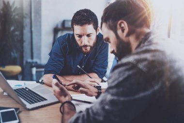 genç arkadaşları çalışma