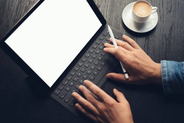 klavye-iskelede yazarak eller