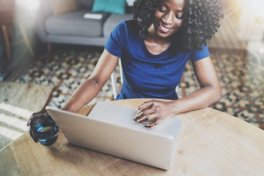 Dizüstü bilgisayar kullanan Amerikalı kadın