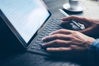 dijital kalem kullanarak iş adamı