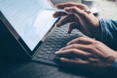 dijital kalem kullanarak iş adamı