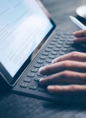 dijital kalem kullanarak iş adamı