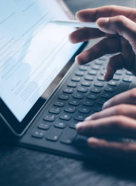 dijital kalem kullanarak iş adamı