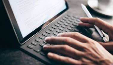 dijital kalem kullanan adam