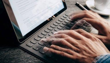 erkek eller hızlı bir şekilde yazmaya