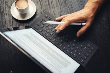 dijital kalem kullanan adam