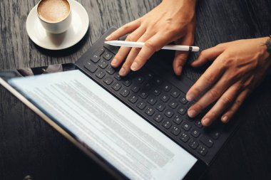 dijital kalem kullanan adam