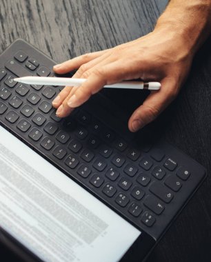 dijital kalem kullanan adam