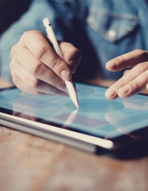 işadamı kalem kullanarak görünümünü