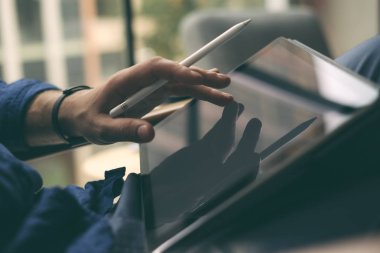 Dijital Kalem Kullanan İşadamı