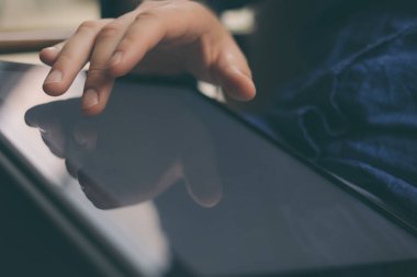 aygıt ekranda gösteren bir el