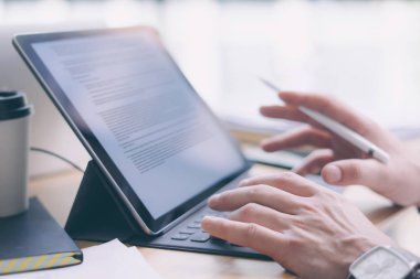 Dijital Kalem Kullanan İşadamı