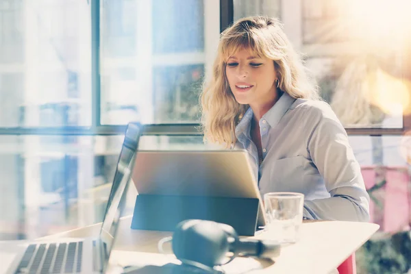 Joven hermosa mujer de negocios — Foto de Stock