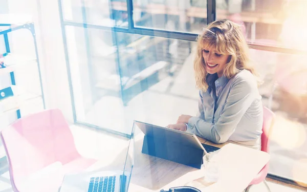 Ler affärskvinna som arbetar på kontor — Stockfoto