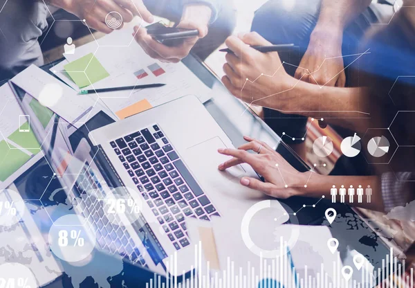 Dizüstü bilgisayar kullanan iş arkadaşlarınızla.