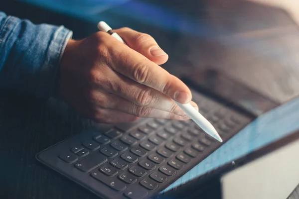 Mano apuntando en la pantalla del dispositivo — Foto de Stock