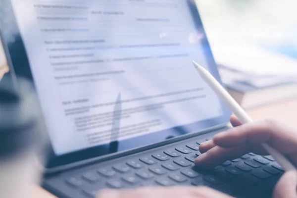 Hand typing on keyboard-dock — Stock Photo, Image