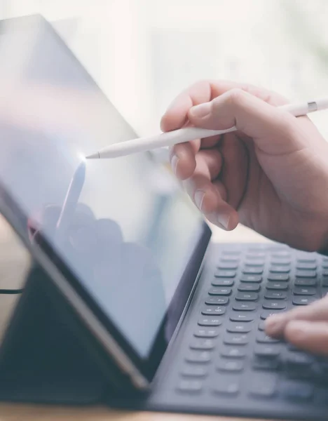 Male hands using pen — Stock Photo, Image