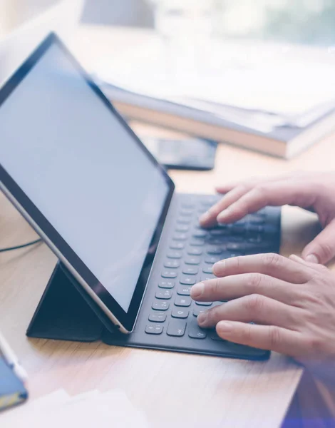 Hands typing on tablet — Stock Photo, Image