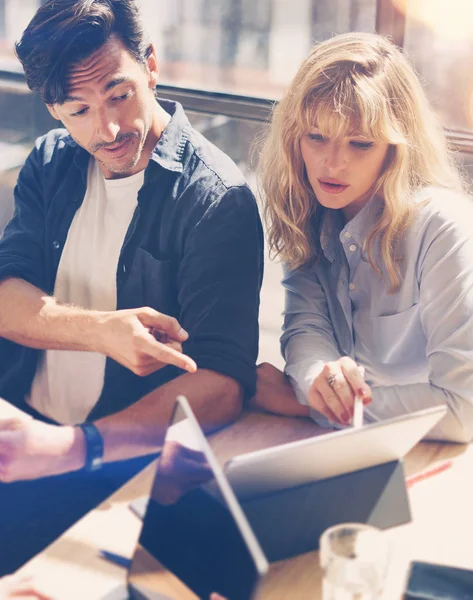 Personas que trabajan con el proyecto de startup . — Foto de Stock