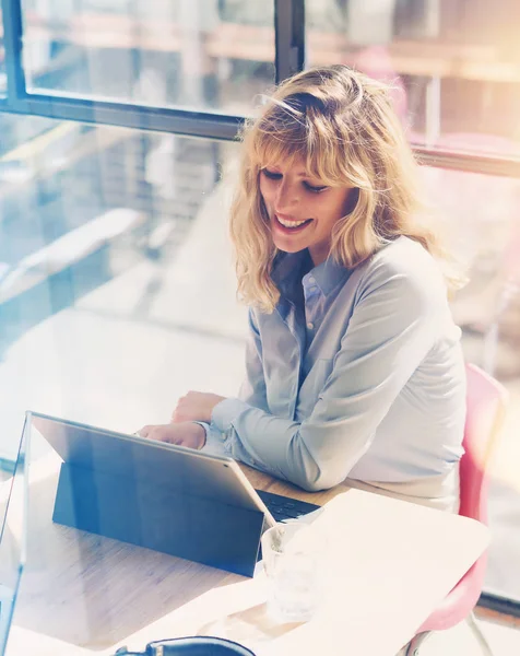 Feliz mujer de negocios trabajando en la oficina — Foto de Stock