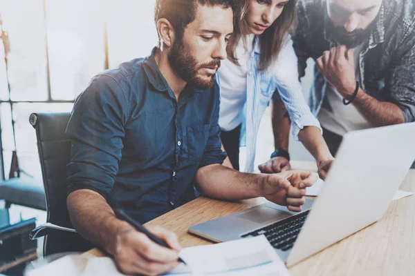 Compañeros de trabajo de negocios trabajando juntos — Foto de Stock