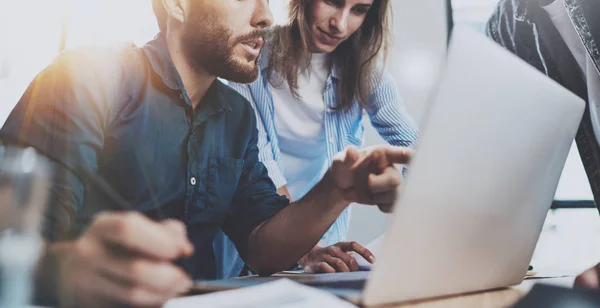 Compañeros de trabajo de negocios trabajando juntos — Foto de Stock