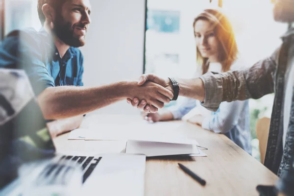 Mitarbeiter arbeiten zusammen — Stockfoto