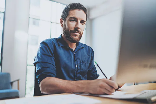 Joven hombre de negocios tomando notas — Foto de Stock